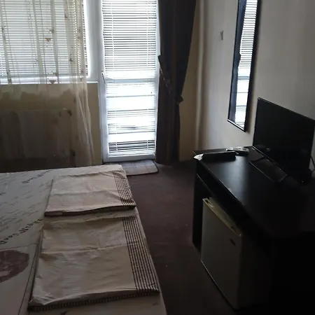 дани Apartment *